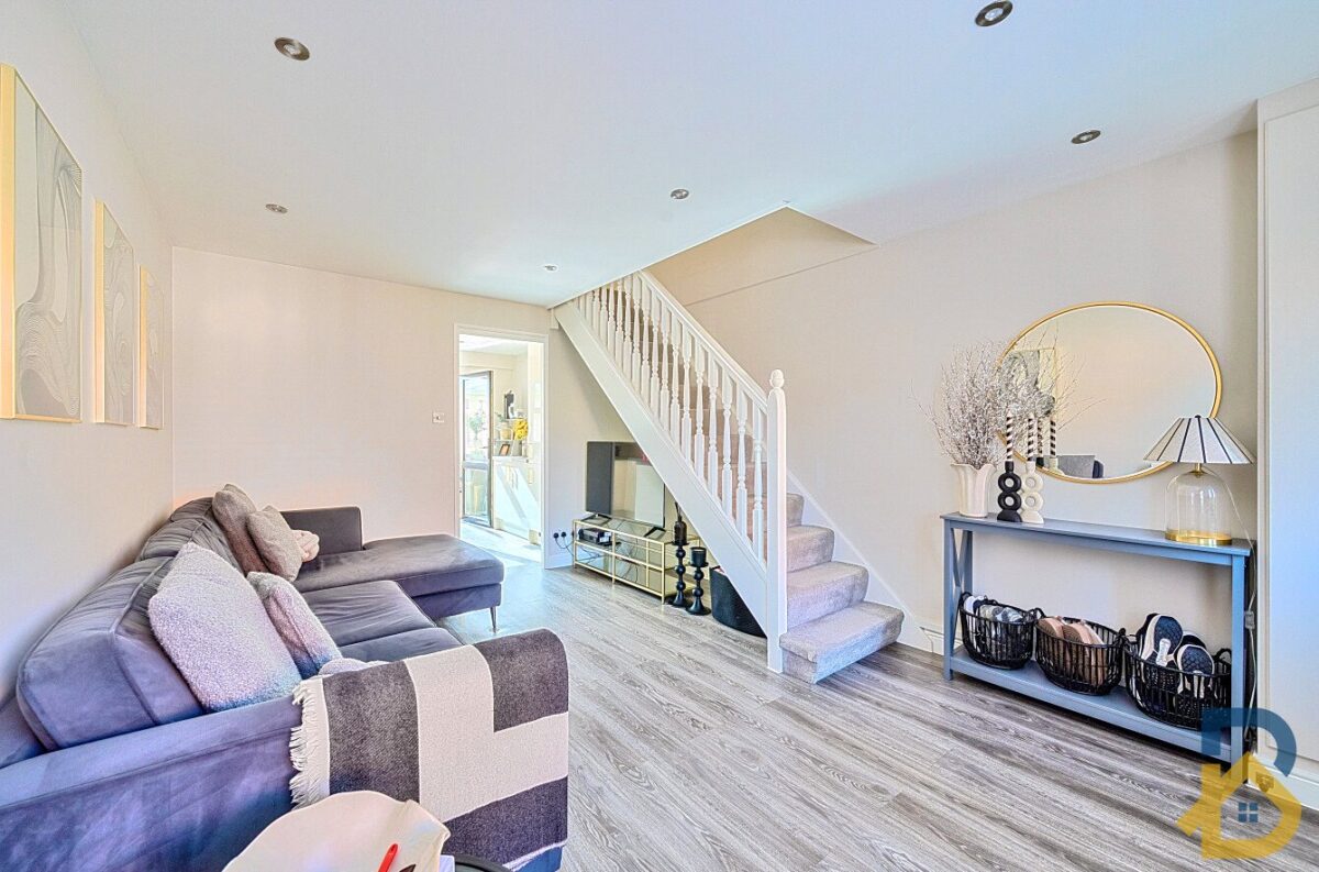 Mansard Close, Hornchurch, RM12 4HS