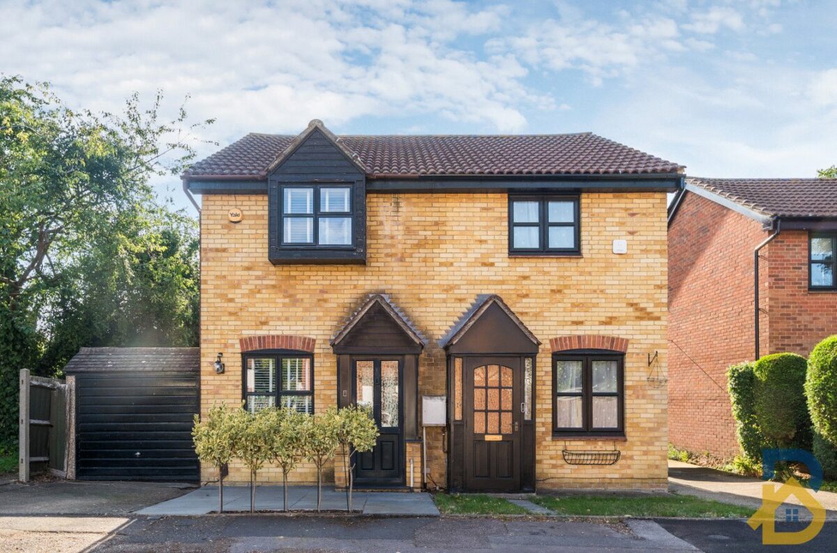 Mansard Close, Hornchurch, RM12 4HS