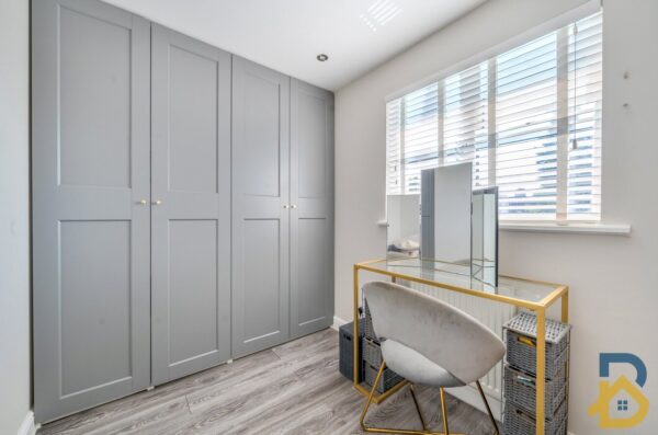 Mansard Close, Hornchurch, RM12 4HS