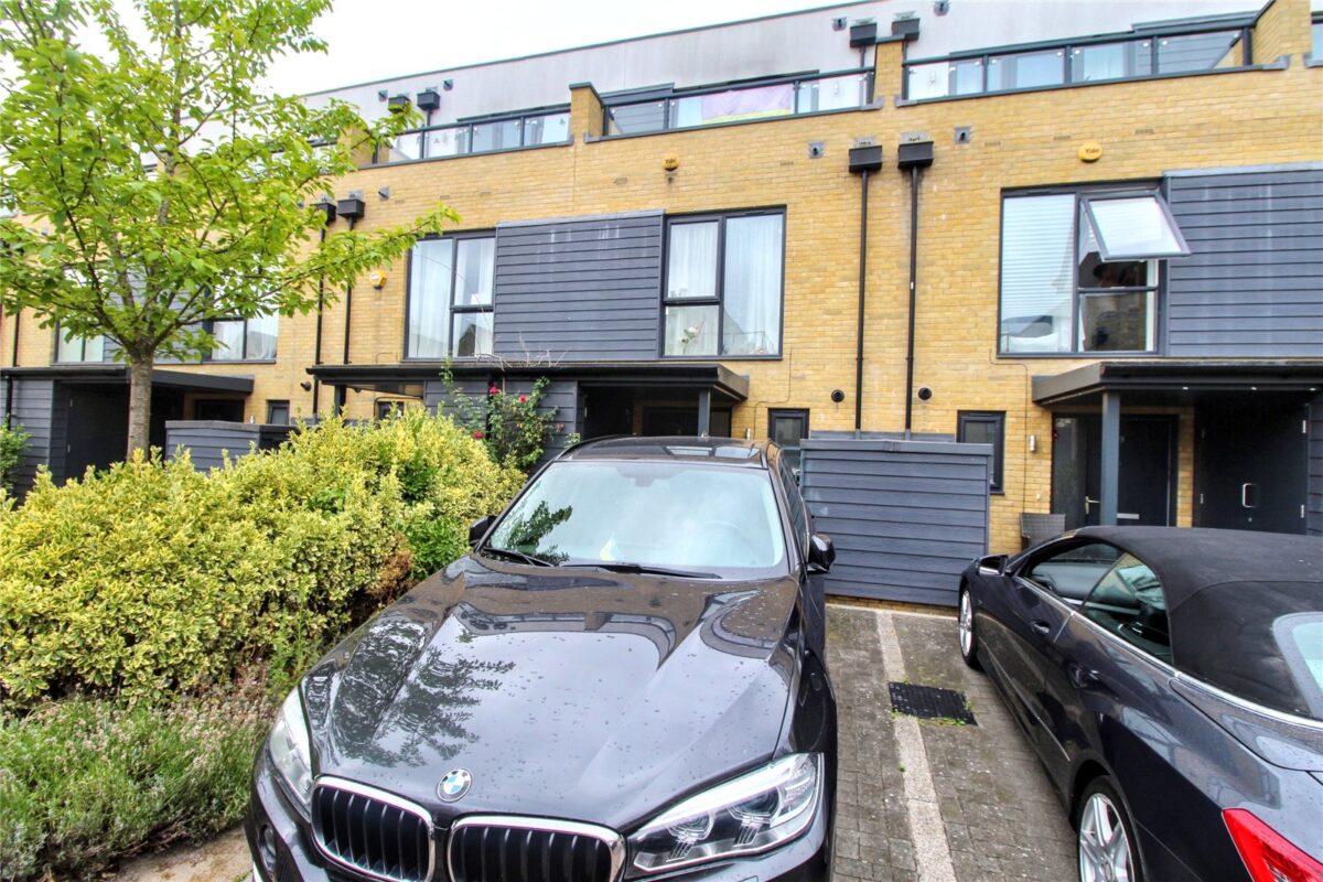 Charlock Close, Romford, RM3 0LE