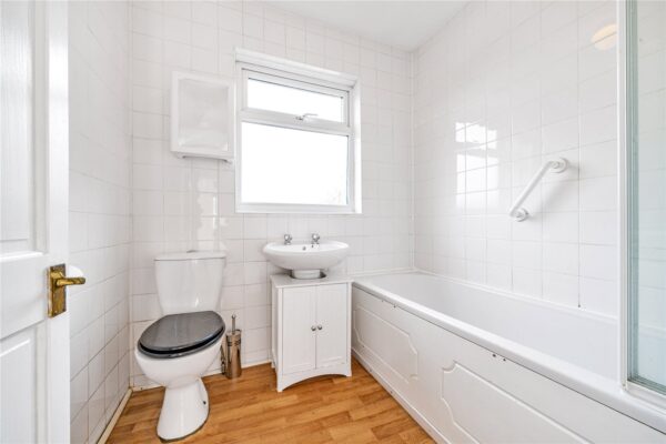 Standen Avenue, Hornchurch, RM12 6AA