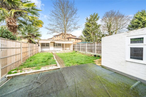 Standen Avenue, Hornchurch, RM12 6AA