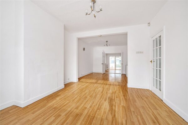 Standen Avenue, Hornchurch, RM12 6AA
