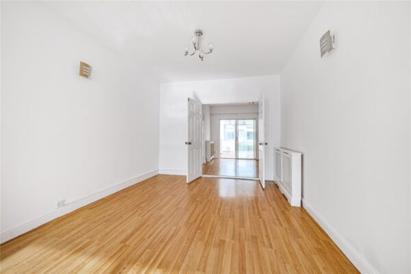 Standen Avenue, Hornchurch, RM12 6AA