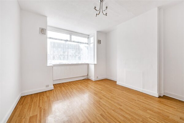 Standen Avenue, Hornchurch, RM12 6AA