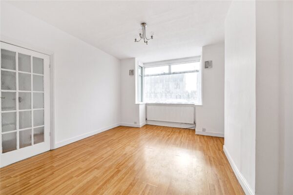 Standen Avenue, Hornchurch, RM12 6AA