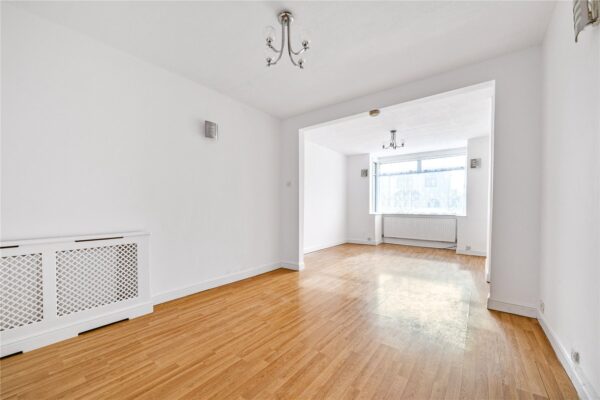 Standen Avenue, Hornchurch, RM12 6AA