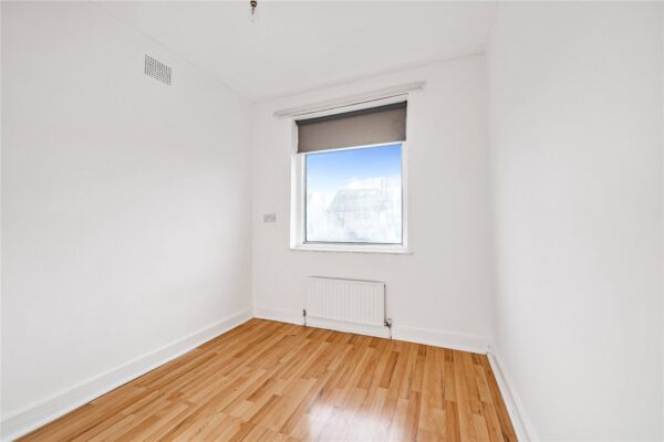 Standen Avenue, Hornchurch, RM12 6AA