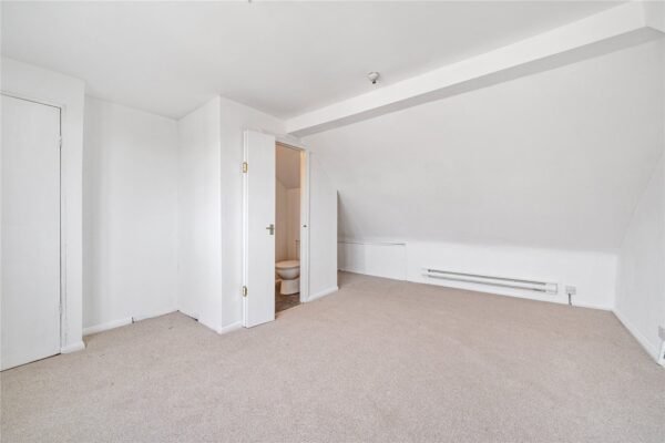 Standen Avenue, Hornchurch, RM12 6AA