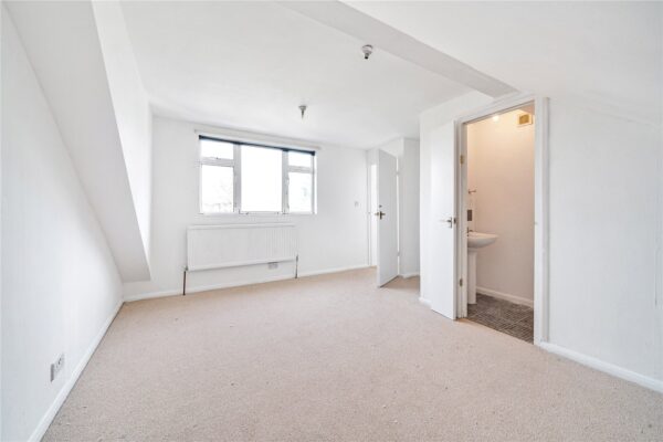Standen Avenue, Hornchurch, RM12 6AA