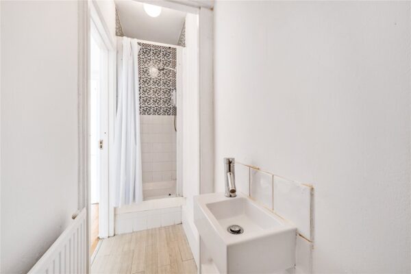 Standen Avenue, Hornchurch, RM12 6AA