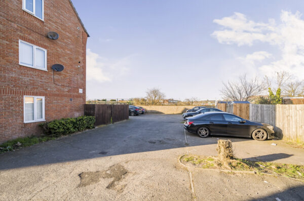 Heath Park Drive, Chadwell Heath, Romford, RM6 4FJ