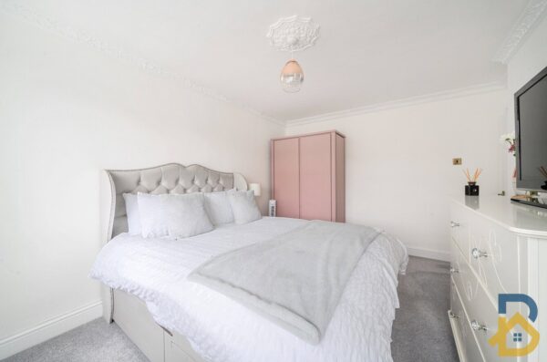 Tangmere Crescent, Hornchurch, RM12 5PX