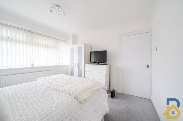 Tangmere Crescent, Hornchurch, RM12 5PX