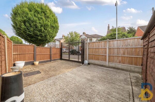 Cross Road, Mawneys, Romford, RM7 8DX
