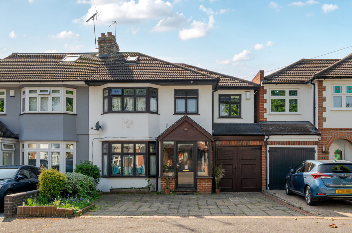 Wayside Avenue, Hornchurch, RM12 4LL