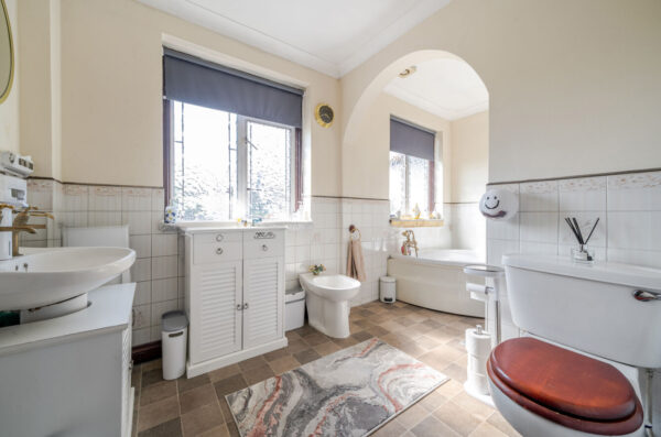 Wayside Avenue, Hornchurch, RM12 4LL