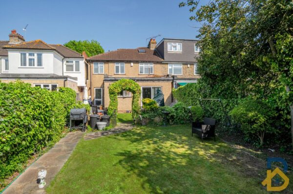 Wayside Avenue, Hornchurch, RM12 4LL