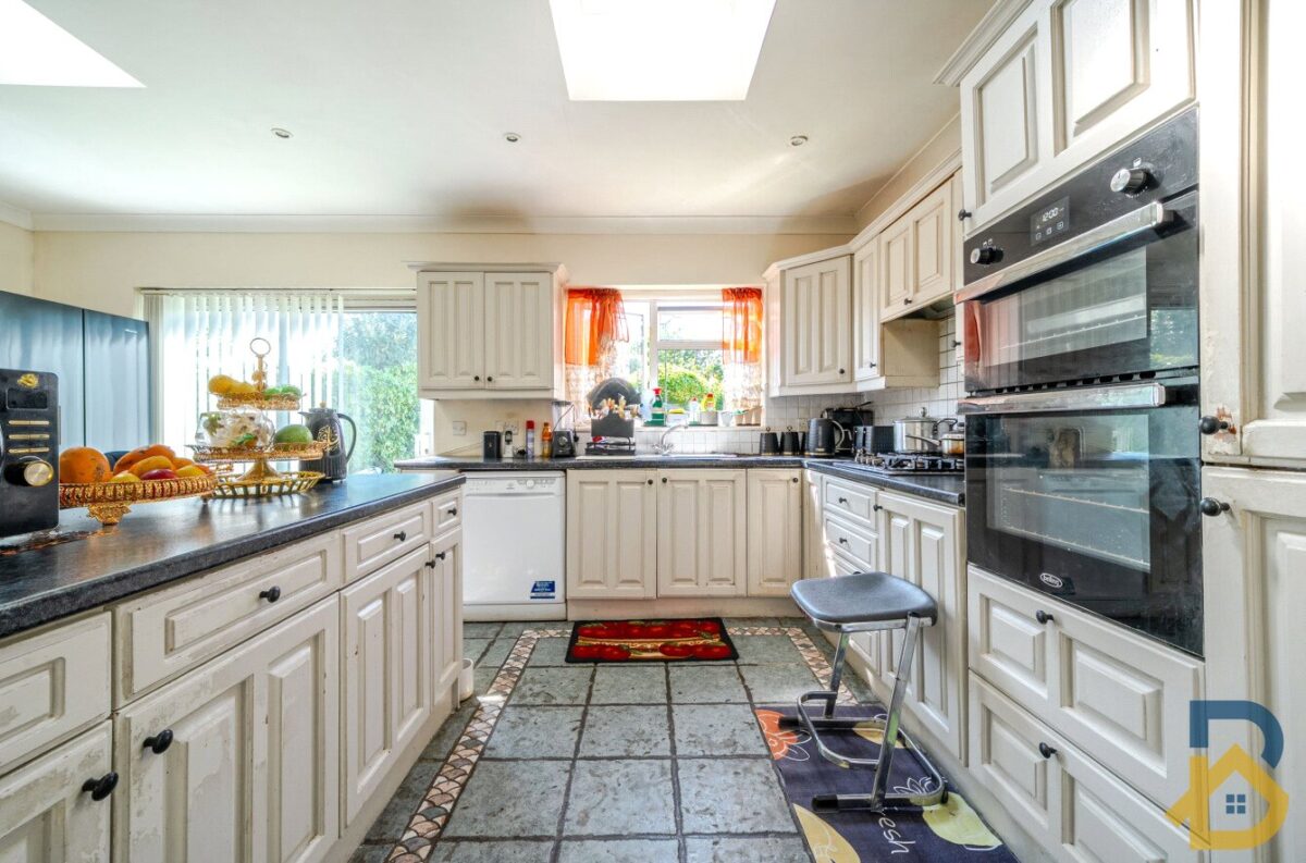 Wayside Avenue, Hornchurch, RM12 4LL