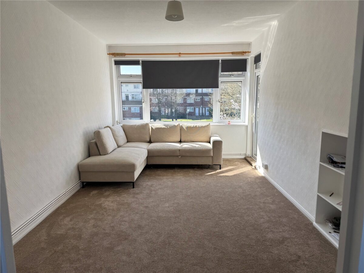 Trowbridge Road, Romford, RM3 8AG