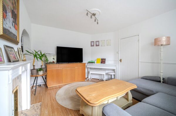 Lake Gardens, Dagenham, Essex, RM10 8NU
