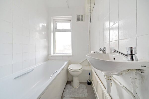 Lake Gardens, Dagenham, Essex, RM10 8NU