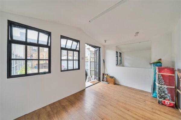 Abbs Cross Lane, Hornchurch, RM12 4YD