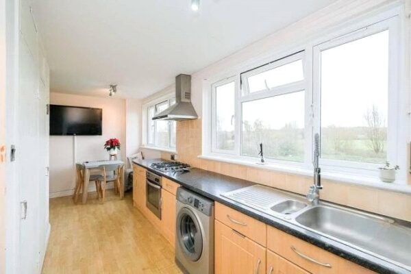 Highwood Lane, Loughton, Essex, IG10 3LX