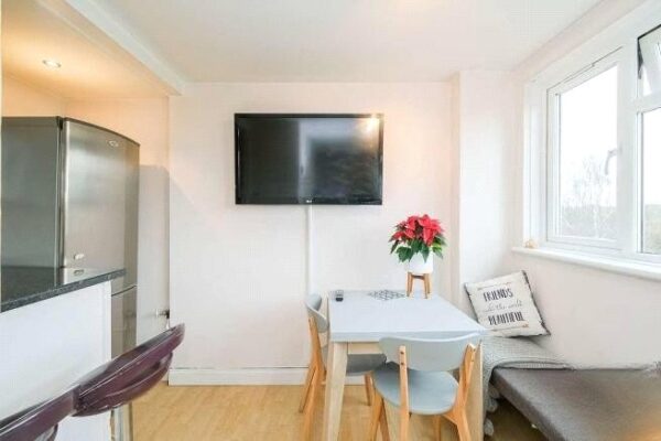 Highwood Lane, Loughton, Essex, IG10 3LX