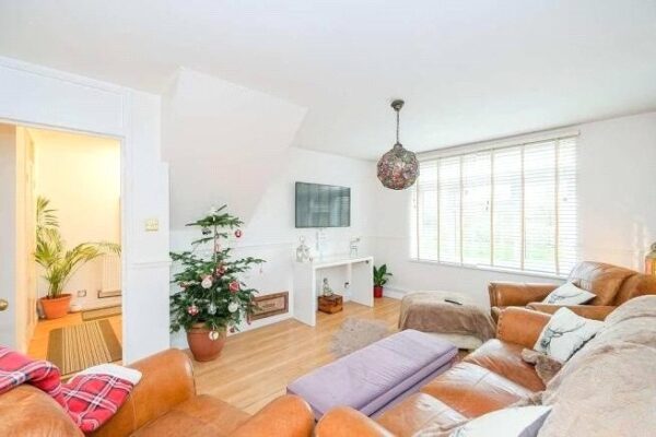 Highwood Lane, Loughton, Essex, IG10 3LX