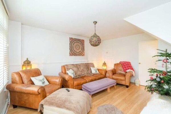 Highwood Lane, Loughton, Essex, IG10 3LX
