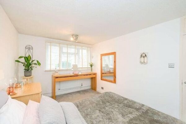 Highwood Lane, Loughton, Essex, IG10 3LX