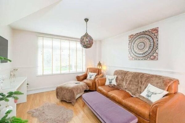 Highwood Lane, Loughton, Essex, IG10 3LX