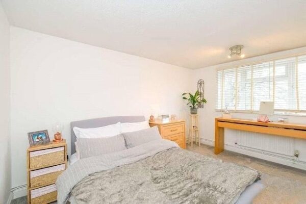 Highwood Lane, Loughton, Essex, IG10 3LX