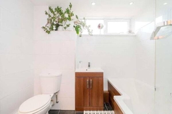 Highwood Lane, Loughton, Essex, IG10 3LX