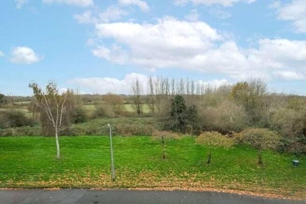 Highwood Lane, Loughton, Essex, IG10 3LX