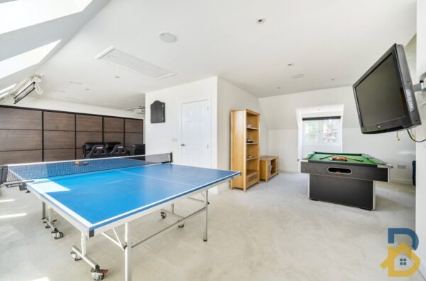 Nelmes Way, Hornchurch, RM11 2QY