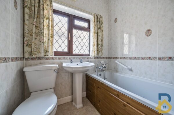 Warren Drive, Hornchurch, RM12