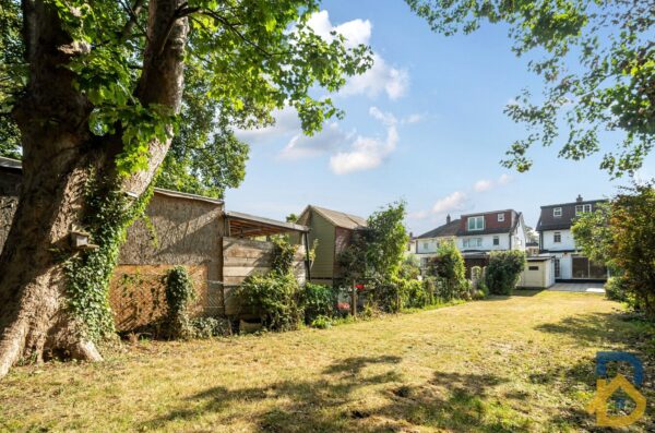 Grey Towers Gardens, Hornchurch, RM11