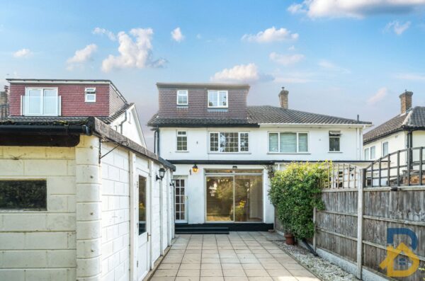 Grey Towers Gardens, Hornchurch, RM11