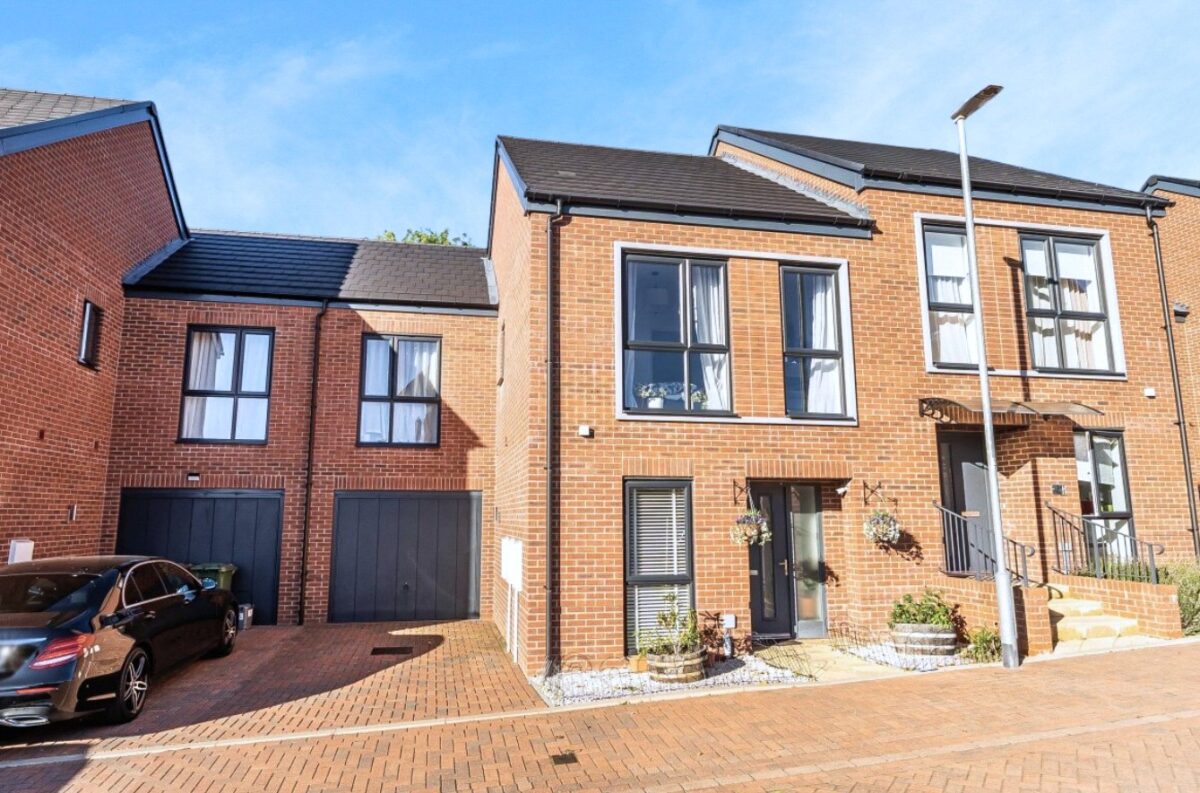 Holmesley Road, Borehamwood, Hertfordshire, WD6 1FU