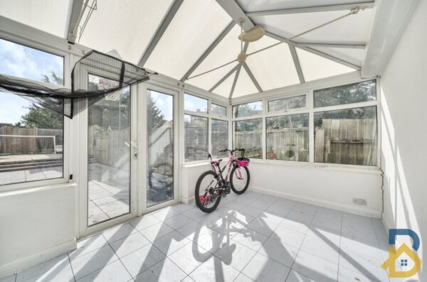 Collier Row Lane, Romford, RM5 3DT
