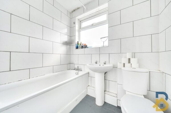Collier Row Lane, Romford, RM5 3DT