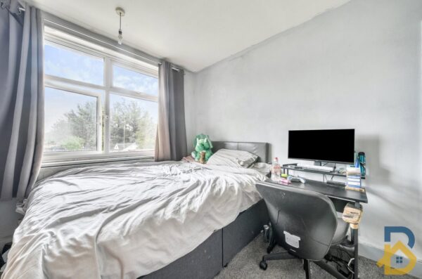 Collier Row Lane, Romford, RM5 3DT