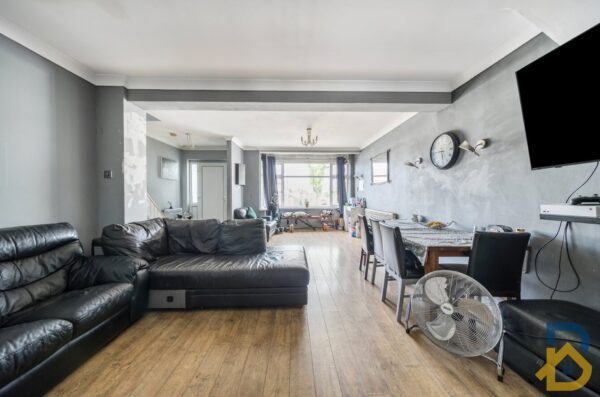 Collier Row Lane, Romford, RM5 3DT