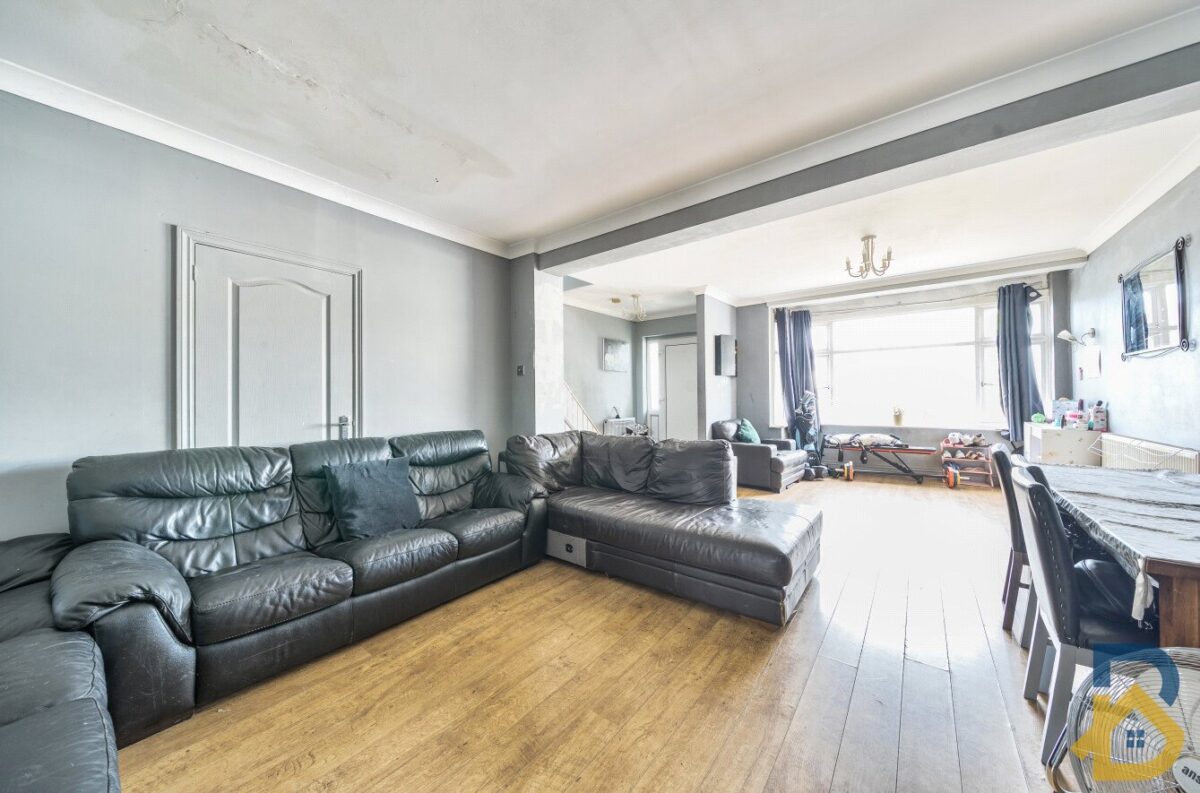 Collier Row Lane, Romford, RM5 3DT