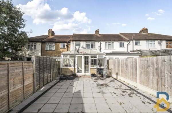 Collier Row Lane, Romford, RM5 3DT