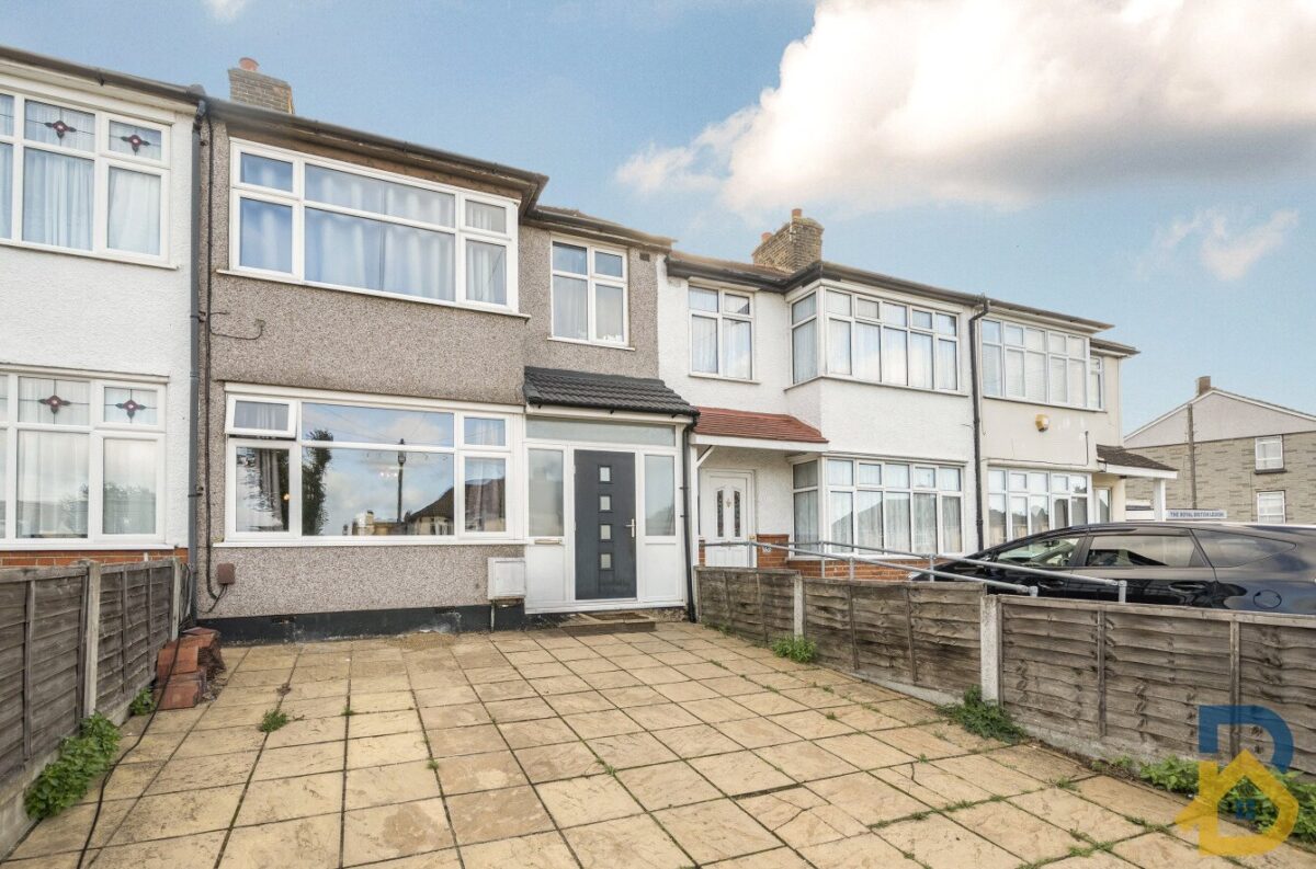 Collier Row Lane, Romford, RM5 3DT