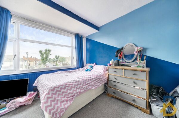 Collier Row Lane, Romford, RM5 3DT