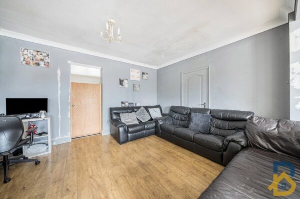 Collier Row Lane, Romford, RM5 3DT